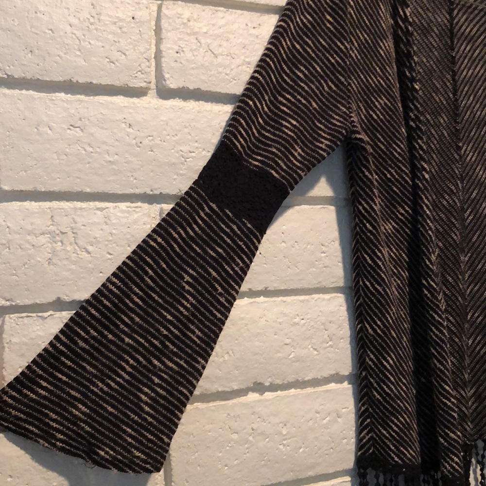 Sweater size medium - Picture 2 of 4